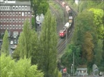 Ein gemischter Gterzug, gezogen von einer 151er, fhrt am 19. Oktober 2011 auf der Rheinischen Bahn zwischen Bochum-Prsident und Bochum Nord Richtung Osten.