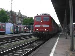 Durchfahrt eines Containerzuges, mit Baureihe 151 114 als Zuglok, am 14. Mai 2008 durch den Bahnhof Frth (Bayern).