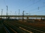 Die letzte orientrote Lok mit Scherenstromabnemer dieser Baureihe ist die 151 134-4. Hier passiert sie das ehemalige BW von Hanau mit einem langen Containerzug. Etwa bei Sekunde 6-8 sieht man die Lichter der Lok kurz aus- und wieder angehen. Gru zurck!30.12.2008