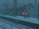 151 037 fahren durch München Ost im dunkelheit und Schnee am 10-Feb-2010