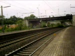 Doppeltraktion Br 151 fahren mit Kohleganzzug langsam durch den Bahnhof Mainz-Kastel um hinter dem Bahnhof am  Halt -zeigenden Signal zum stehen zu kommen.
