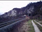 Br 155 fhrt mit ihrem Autotransportgterzug in den Kirchberg-Tunnel in Istein ein. 05.02.2008