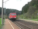 Ein gemischter Gterzug, mit einer Baureihe 155 als Zuglok, durchfhrt den Bahnhof Frtschendorf (Landkreis Kronach) am 1. Mai 2008 talwrts in Richtung Kronach.
