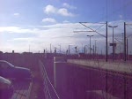 Eine Lok der Baureihe 155 zieht einen gemischten Gterzug durch Bitterfeld in Richtung Berlin.