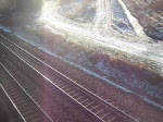 Baureihe 155 mit einem Gterzug Richtung Seelze in Neustadt am Rbenberge, gefilmt am 2. Januar 2008 von einer Brcke parallel zur B6.