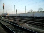 155 252 mit einem Kesselwagenzug aus Richtung Berlin. 

