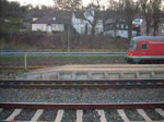 Whrend eine RB auf Gleis 4 Kronach verlsst, fhrt eine BR 155 auf Gleis 2 mit einem Gterzug durch.