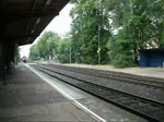 Eine 155 durchfuhr mit Kesselwagen den Bahnhof Leipzig-Miltitz in Richtung Leipzig-Leutzsch. Der Wind der Kesselwagen war so stark, dass er mir fast meine Cappi vom Kopf gefegt htte.