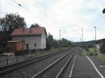 155 024 duchfhrt mit einem kurzen gemischten Gterzug am 27.Mai 2011 den Bahnhof Gundelsdorf Richtung Saalfeld/S. Danke fr Lichtgruss und Makro.