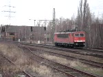 Nach einem kurzen Halt vor Hp0 am ehemaligen Bahnhof Unterelbe beschleunigt die 155 213-7 wieder in Richtung Hafen.
