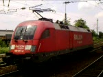 182 017-4 senkt den vorderen Stromabnehmer nach dem Richtungswechsel und wird dabei von 155 243-9 mit ihrem KLV-Gterzug in Mainz-Bischofsheim berholt.