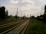 Br 155 fhrt mit langem Containerzug durch Mainz-Mombach in Richtung Norden. 23.05.08