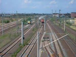 Am 27.06.08 durchfhrt eine Lok der BR 155 Bitterfeld in Richtung Halle/Saale. Da sie sich hinter den Bahnsteigen  anschlich , habe ich sie erst gesehen als sie die Weiche passierte.