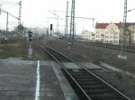 Am 28.12.08 zieht 155 137 einen kurzen Gterzug aus dem Rangierbahnhof Halle(S)vorbei am Hbf.