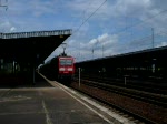 In diesem Video geht es nicht etwa um den RE, der zunchst zu sehen ist, sondern um die 155 113-4, die gleich hinter ihm auftaucht. Sie hat solo den Bahnhof Berlin-Schnefeld Flughafen durchfahren. (11.07.2009)