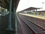 155 160 und eine abgebügelte BR 180 fahren am 26.09.09 mit einem Güterzug durch Riesa Richtung Dresden.