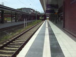 155 243 zieht am 29.07.09 einen Kesselwagenzug durch Berlin-Gesundbrunnen.