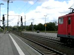 Elektrolokomotive BR 155 ... mit Kesselwagen-Ganzzug durchfhrt den Hauptbahnhof Schwerin, 29.08.2009