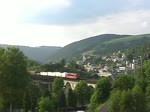 155 082-1 fhrt mit einen gemischten Gterzug ber das Trogenbachviadukt in Ludwigstadt.