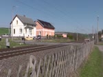155 063-1 fährt am 20.04.2015 mit einem leeren Autozug am Block Niederhohndorf vorbei. Ziel des Zuges ist das VW-Werk in Mosel.