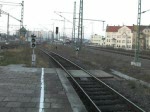 Am 28.12.08 zieht 155 137 einen kurzen Güterzug aus dem Rangierbahnhof Halle(S)vorbei am Hbf.