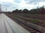 155 179 zieht am 03.08.09 einen leeren Autotransportwagenzug am Magdeburger Hbf vorbei.