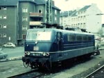 Die 184 112 bringt in den frühen Morgenstunden den historischen Rheingold am 23. Oktober 1977 zum Dampflokabschied auf der Emslandstrecke nach Rheine. (Deu digitalisierte Version. Die alte Fassung des Films wurde 1200 mal aufgerufen.)