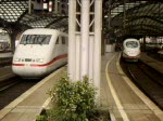 ICE 928 (N�rnberg Hbf - Hamburg-Altona) und ICE 614 (M�nchen Hbf - Dortmund Hbf) verlassen gemeinsam K�ln Hbf und fahren parallel bis K�ln-M�hlheim, wo sich die Strecken verzweigen.
