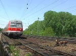 Ein einfahrender ICE 3 berholt kurz vor dem Bahnhof Frth (Bayern) einen Nahverkehrs-Dieseltriebzug (Baureihe 614) am 14.