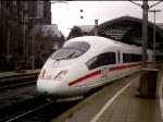 Ein unbekannter ICE3 mit fehlemden Strich auf der Bugklappe f�hrt zusammen mit 406 010  Frankfurt am Main  aus K�ln Hbf aus.