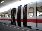 An Gleis 15 bitte einsteigen, vorsicht an den Türen und bei der Abfahrt, wir wünschen ihnen eine gute Fahrt.
Aufnahme am 15.August 2007 in München Hbf. Türen schließen eines ICE-1.