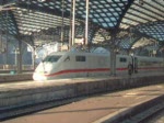 Auf Gleis 4 in Kln Hbf steht der ICE 926 (Br 401) aus Nrnberg Hbf nach Kiel Hbf, danbeben auf Gleis 5 der ICE 612 (Br 403) Mnchen Hbf - Dortmund Hbf.