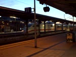 Morgentlicher ICE 1-Sprinterzug aus Berlin, fhrt am 20.10.2009 durch Lehtrte.