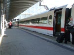 ICE 1 bei der Ausfahrt in Frankfurt Hauptbahnhof mit Ansage und Tre schlieen