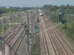 Sonderfall auf der Rheintalbahn: Da zwischen Offenburg und Baden-Baden ein Notarzt am Gleis ist, fahren zurzeit alle Fernzge auf der Strecke des Regionalverkehrs. Das bedeutet fr die ICEs, dass sie ohne LZB fahren und damit deutlich langsamer fahren mssen. Statt 250 km/h sind jetzt nur noch max. 160km/h erlaubt. Hier rollt mir ein immer langsamer werdender ICE1 entgegen. Zuvor fuhr der Zug auch an smtlichen S-Bahn-Haltepunkten auf der Strecke durch (Geschwindigkeit entsprechend gedrosselt). Er passiert in wenigen Sekunden den Bahnhof Bhl (Baden), durch den gewiss schon lange kein ICE mehr direkt durchgefahren ist. (0:45 Minuten)