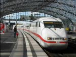 Die von Hannes in Bild 219915 bereits angesprochene ICE 1-Durchfahrt im Berliner Hbf. Vorne zog 401 084. 30.08.08