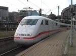 ICE 908 von Hamburg-Altona nach Berlin Sdkreuz verlsst
Hamburg Hauptbahnhof.