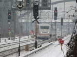 Durchfahrt eines ICE 2 in Berlin Ostkreuz , Die Brcke oberhalb ist am dritten WE im Januar 2010 Geschichte.