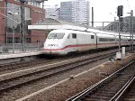 Der InterCityExpress 548/558 nach Kln/Bonn Flughafen und Bonn Hauptbahnhof bei der Ausfahrt Berlin Ostbahnhof.