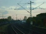 Ein ICE2 (Br 402) legt sich, auf der Fahrt von Berlin-Ostbahnhof nach Kln Hbf, in Leverkusen-Rheindorf elegant mit 200km/h in die Kurve.