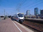 im vergangenen Jahr konnte man die Diesel-ICE`s noch planmig in Nordrhein-Westfalen beobachten. Ende April verlieen diese drei Diesel-Weiwrschte den Dortmunder Hbf um nach Kln aufzubrechen; Aus der Gegenrichtung fhrt ein 402 vom Kln/Bonner Flughafen nach Berlin-Ostbahnhof in den Bahnhof ein.