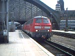 Ein akustisches Spektakel. BR218 833 und BR 218 813 ziehen den defekten ICE Tz 402 020 aus dem Kölner Hbf