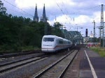 402 015-6  Braunschweig  durchfhrt den Bahnhof Kln-Messe/Deutz auf dem Weg nach Berlin-Ostbahnhof. Im Hintergrund die Hohenzollernbrcke und der Klner Dom.(23.06.07)