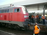 Die in Frankfurt (Main) stationierte ICE-Schlepplok 218 825 hängt sich mit einer Übergangs-Scharfenberg-Kupplung an den defekten Triebzug 403 060. (Mannheim Hbf, 23.07.12)