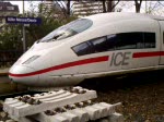 Ein unbekannter ICE3 fährt zusammen mit 403 019  Duisburg  auf der Fahrt von Essen Hbf nach München Hbf aus dem Bahnhof Köln-Messe/Deutz(tief) aus.