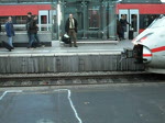 Zwei ICE 403 Garnituren, kuppeln sich an. Der Rechte kam vor 6 min aus Amsterdamm, der Linke aus Brssel. Hier treffen sie sich im Klner Hbf.