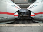 Zwei ICE 403 Garnituren, die sich im Klner Hbf trennen. Der Rechte fhrt in Richtung Amsterdamm, der Linke nach Brssel.