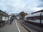 Am 19. April 2008 wurde ein ICE 3 (403 035) auf den Namen Konstanz getauft. Extra fr dieses Event wurde der Bahnhof auf Hochglanz geputzt, sogar das Gepckband, welches seit ca. 1 Jahr kaputt war, wurde repariert.
Hier sieht man den Zug, wie er gerade in den Bahnhof einfhrt.
