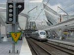 Der ICE 4604 (406 004-2) Bruxelles-Midi - Frankfurt verlsst pnktlich um 13.14 Uhr den Bahnhof Lige-Guillemins und wird, wenn der Fahrplan eingehalten wird, Frankfurt-Flughafen um 15.22 Uhr erreichen. Aufgenommen am 12/07/2009. 