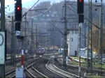 Wie eine lange Schlange schlngelt sich der ICE 1712 nach Berlin Gesundbrunnen mit zwei 411er-Zugteilen in den Bahnhof Saalfeld (Saale) auf Gleis 4 hinein.